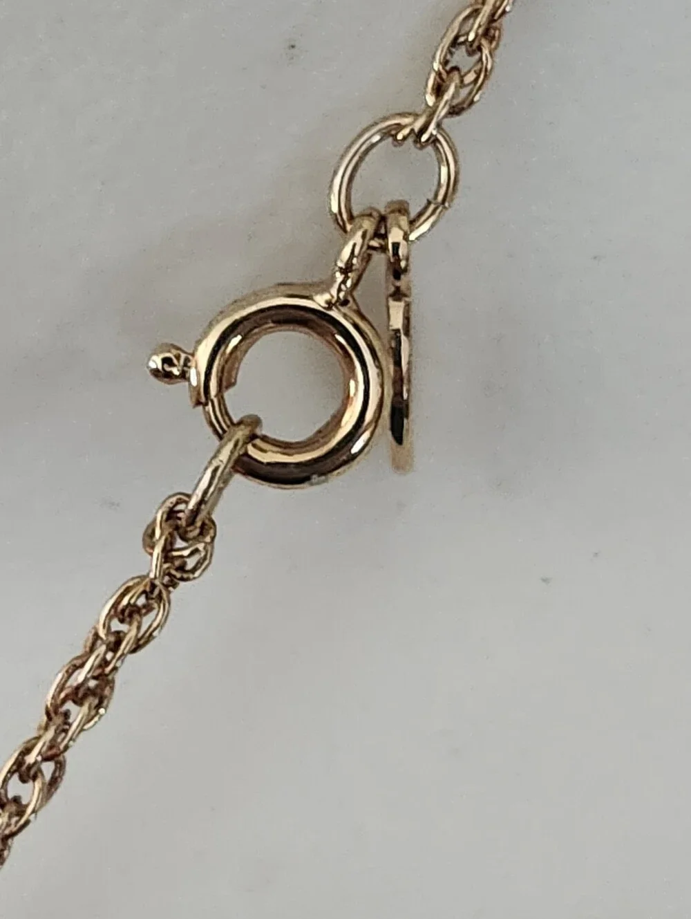 Vtg Avon Gold Tone Apple Pendant Necklace in Frosted White